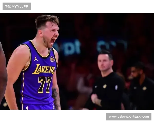 东契奇上半场二运动作未被判罚 裁判疏忽引发热议 东契奇上半场二运动作未被判罚 裁判疏忽引发热议