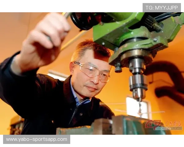 晒童年旧照寄语后辈以榜样力量激励年轻球员奋勇追梦