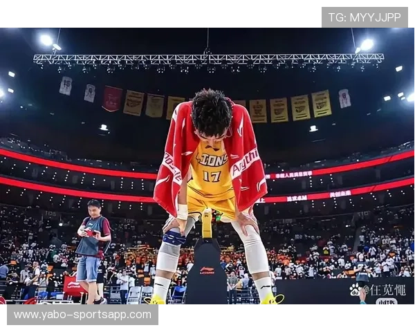 英雄联盟关键时刻三分投篮命中 球迷激情欢呼声震天响